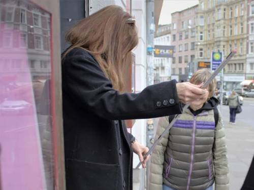 Eine Frau hält einen Zollstock in der Hand