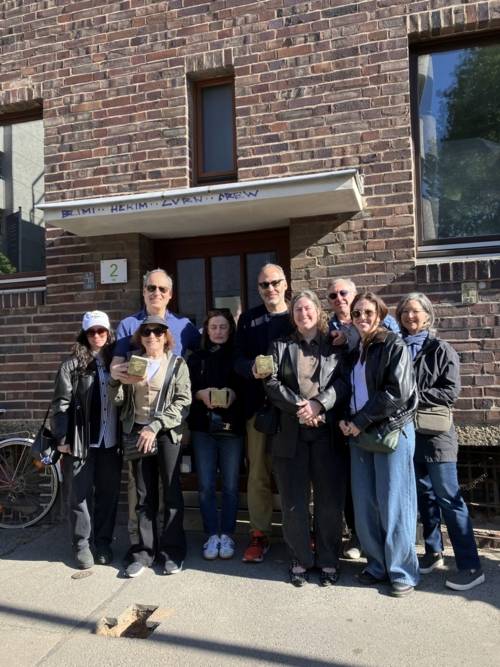 Angehörige der Familie Spier mit Stolpersteinen