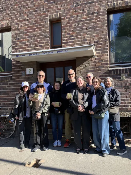 Angehörige der Familie Spier mit Stolpersteinen