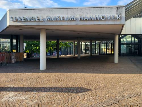 Ein Gebäude von außen.