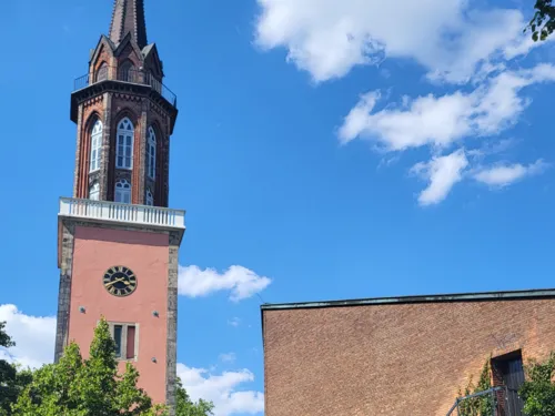 Eine Kirche von außen.