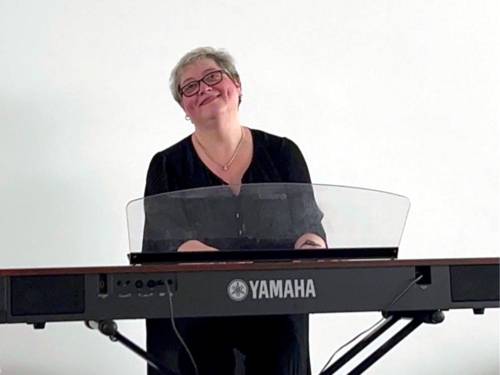 Drei Personen mit ihren Instrumenten