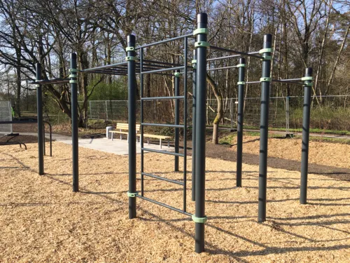 Eine Kletteranlage im Freien.
