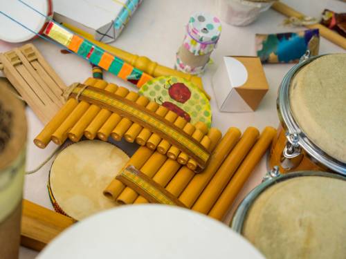 Viele kleine Instrumente, darunter Panflöten, Blockflöte, Trommeln, Rassel, Ratsche