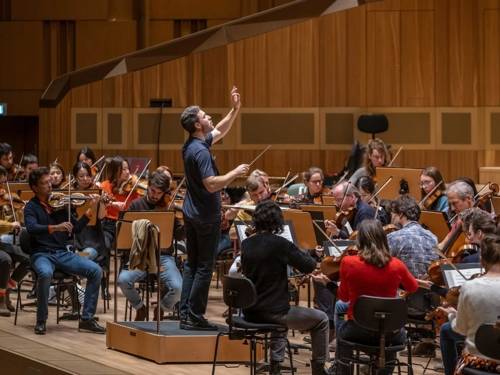 Orchester mit Dirigent