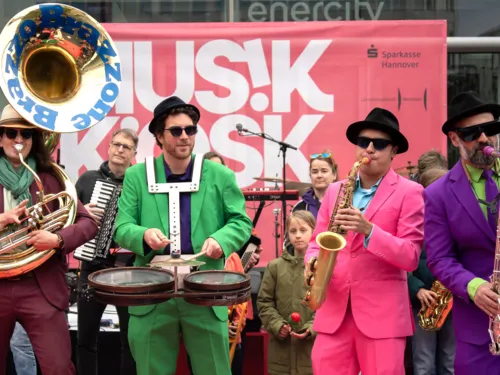 Eröffnung der Sommerbühne: Flashmob mit Brazzo Brazzone am Kröpcke