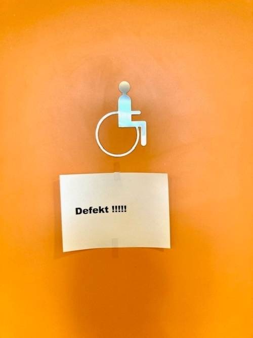 Die Toiletten für Menschen im Rollstuhl sind kaputt.