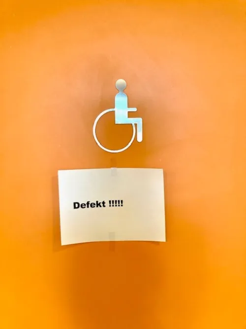 Die Toiletten für Menschen im Rollstuhl sind kaputt.
