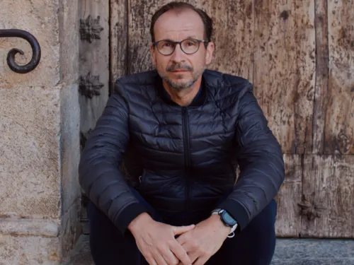 Ein sitzender Mann.