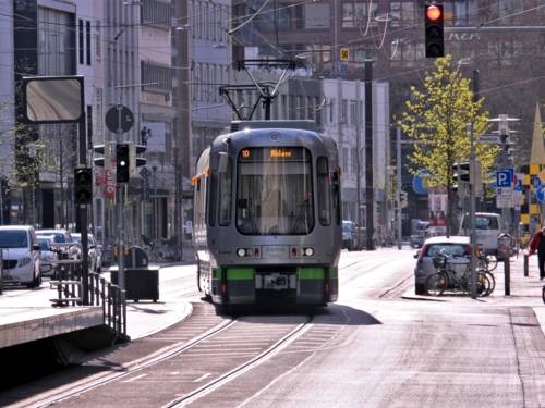 Ein TW 2000 der Linie 10 Richtung Ahlem kurz nach der Abfahrt von der Haltestelle Hauptbahnhof/Rosenstraße von hinten.