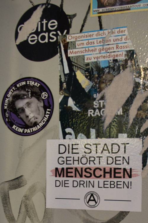 Eine Wand mit politischen Stickern beklebt.
