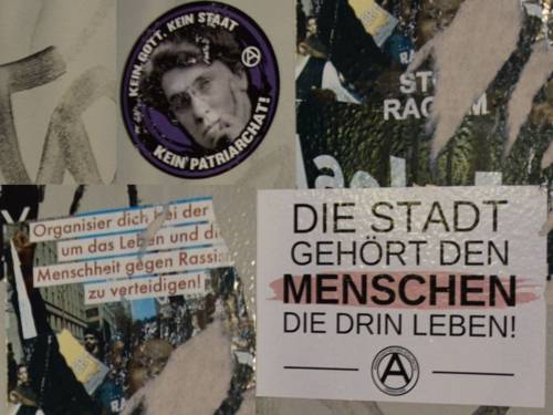 Eine Wand mit politischen Stickern beklebt.