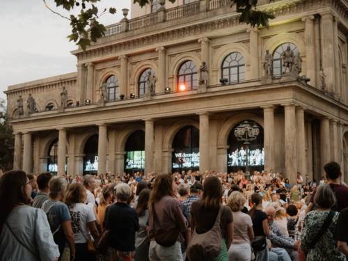 Live auf dem Opernplatz: Die Übertragung des Eröffnungskonzerts aus der Staatsoper war ein Highlight des "Sommer im Kulturdreieck 2026".