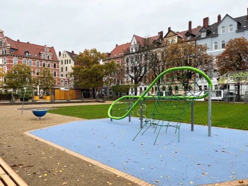 Spielger&auml;te auf einer neugestalteten Gr&uuml;nfl&auml;che.