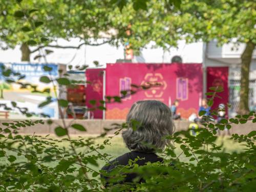 Eine Frau von hinten im Schatten.