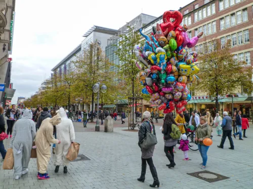Menschen in einer Einkaufsstraße.