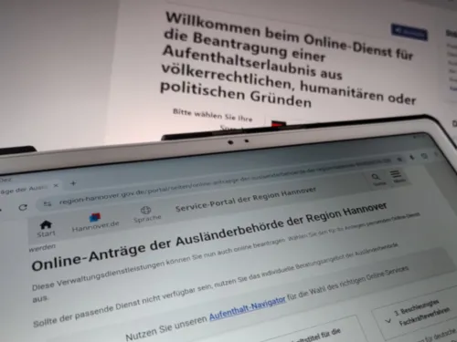 Zwei abfotografierte Bildschirme