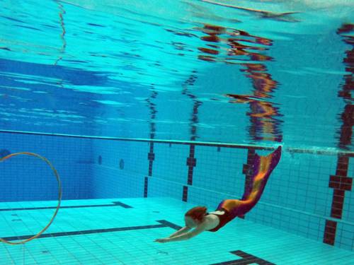 Eine Frau mit Meerjungfrauenschwimmanzug unter Wasser