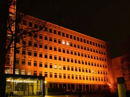 Orange angestrahltes Gebäude, das Regionshaus.
