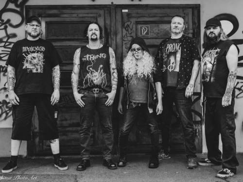 Zu sehen ist ein Schwarzweiß-Bild der Band Thronehammer