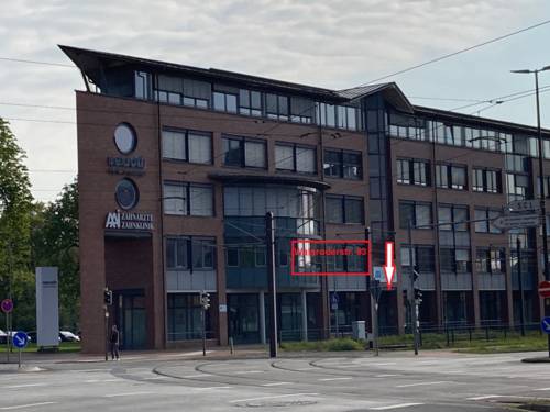 Ansicht eines Gebäudes, auf der markiert ist wo sich der Eingang befindet.