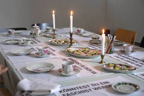 Gedeckte Kaffeetafel, Platzdeckchen mit Fragen