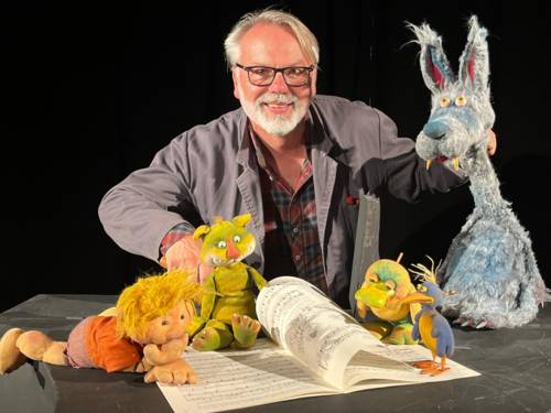 Christian Kruse mit Theaterpuppen