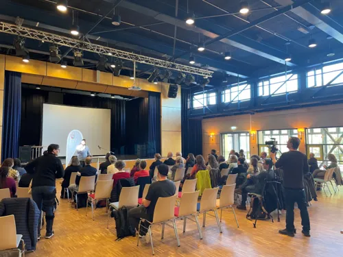 Publikum der Kick-Off-Veranstaltung des Beirats zum dekolonisierenden Erinnerungskonzepts Hannovers