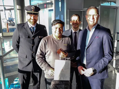 Drei Männer am Flughafen Hannover