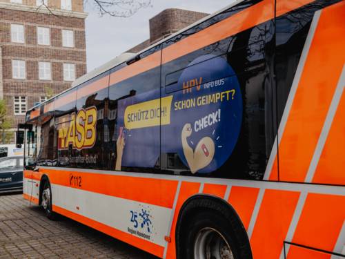 Bus mit Aufklebern zur HPV-Impfung