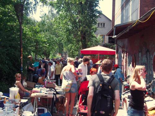 Viele Menschen trödeln im Sommer auf dem Flohmarkt der Faust herum.