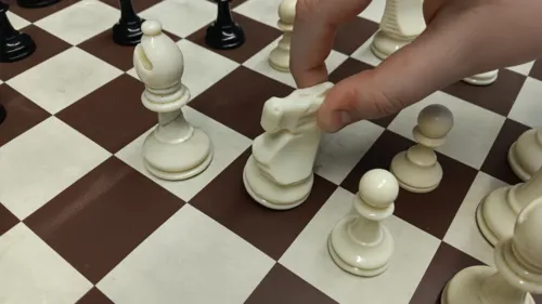 Kinder spielen Schach.