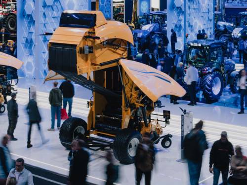 Landmaschinen und Traktoren in einer Messehalle