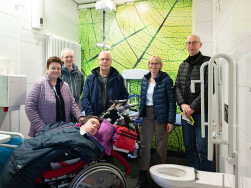 Mehrere Personen im neuen Pflegeraum auf dem Messegel&auml;nde