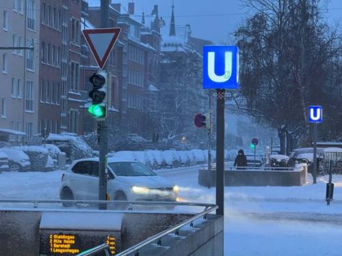 Verschneite Straße mit U-Bahn-Eingang