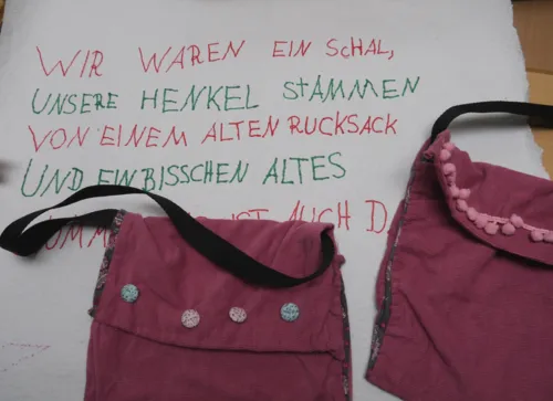 Zwei Taschen aus Stoff.