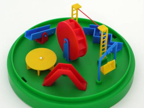 Kunstinstallation mit einem Spielplatz aus Plastik für Käfer