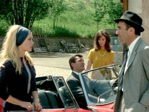 Vier Personen und ein rotes Auto.