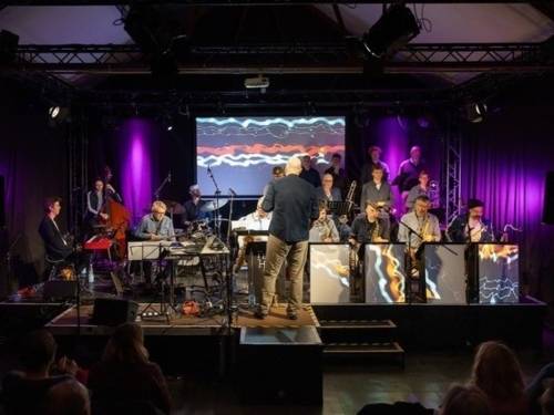 Zu sehen ist das Orchester Fette Huppe auf deer Bühne