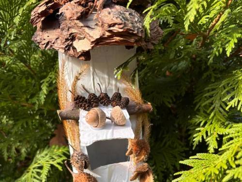 Vogelfutterhäuschen aus Getränkepackung.