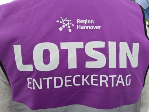 Eine lila Weste mit der Aufschrift "Lotsin Entdeckertag".