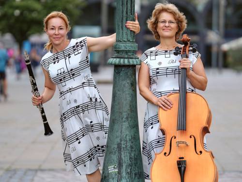 Musikerinnen mit Klarinette und Cello.