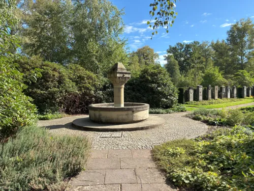 Ein Brunnen auf einem Friedhof.