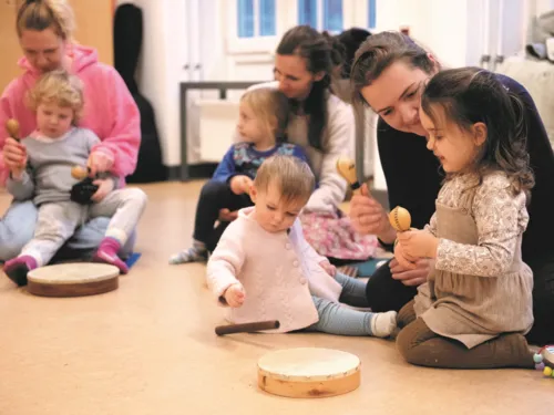 Babys in der Bibliothek