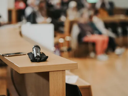 Mikrophon und Smartphone liegen auf einem Tisch