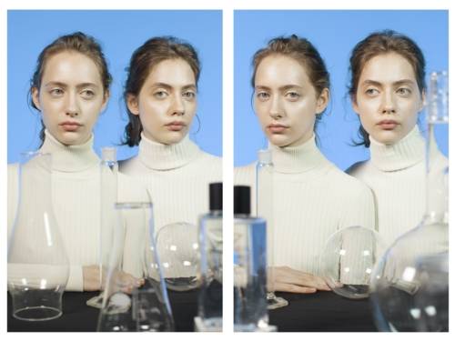 Zu sehen sind zwei Fotos. Auf jedem der Fotos sind je zwei junge Frauen vor einem blauen Hintergrund zu sehen. Vor ihnen sind verschiedene Glasbehälter aufgestellt.