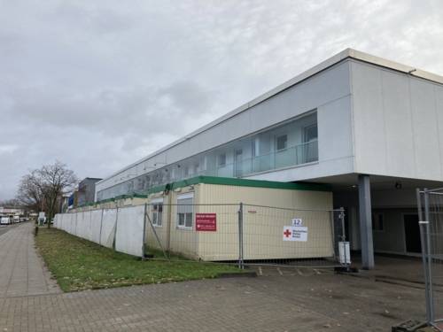 Container wurden vor einem Gebäude aufgestellt.