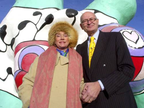 Niki de Saint Phalle und der damalige Oberbürgermeister Herbert Schmalstieg vor den Nanas (1984)