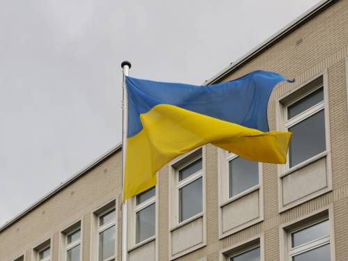 Fahne der Ukraine, die vor dem Gebäude der Region Hannover gehisst ist