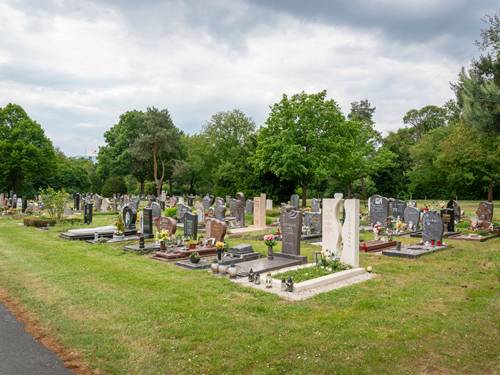 Eine grüne Friedhofsanlage.